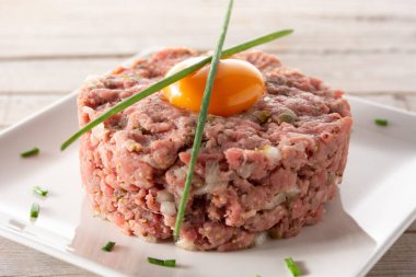 Biftek tartar, ahşap masada.