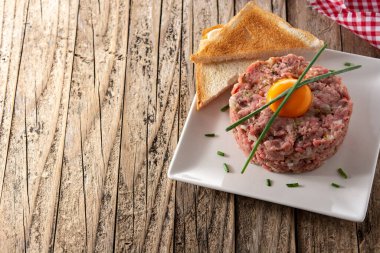 Biftekli tartar, ahşap masada. Boşluğu kopyala