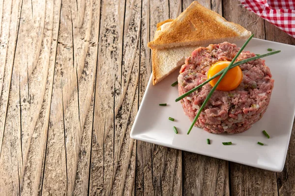 Biftekli tartar, ahşap masada. Boşluğu kopyala