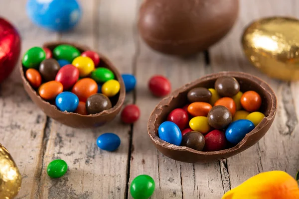 色彩艳丽的巧克力复活节彩蛋放在木制桌子上 — 图库照片