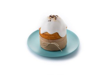 Geleneksel Paskalya pastası beyaz arkaplanda izole