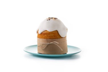 Geleneksel Paskalya pastası beyaz arkaplanda izole