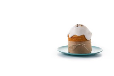 Geleneksel Paskalya pastası, beyaz arka planda izole edilmiş renkli yumurta ve laleler. Boşluğu kopyala