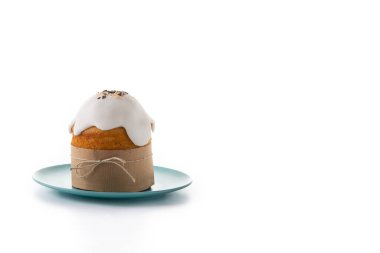 Geleneksel Paskalya pastası, beyaz arka planda izole edilmiş renkli yumurta ve laleler. Boşluğu kopyala