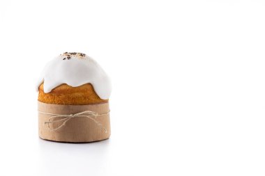 Geleneksel Paskalya pastası, beyaz arka planda izole edilmiş renkli yumurta ve laleler. Boşluğu kopyala