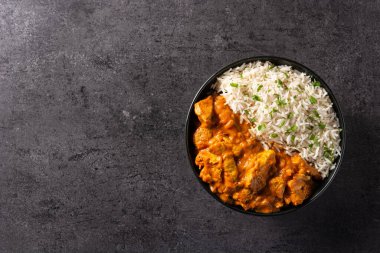 Siyah arka planda siyah kasede Hint tereyağlı tavuk. Üst Manzara. Boşluğu kopyala