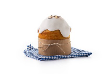 Geleneksel Paskalya pastası beyaz arkaplanda izole