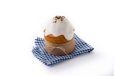 Geleneksel Paskalya pastası beyaz arkaplanda izole