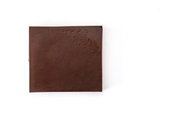 Opera pastası beyaz arka planda izole edilmiş tatlı dilimi. Üst Manzara. Boşluğu kopyala