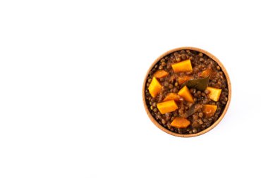 Beyaz arka planda izole edilmiş kabaklı ve havuçlu mercimek yahnisi. Üst Manzara. Boşluğu kopyala