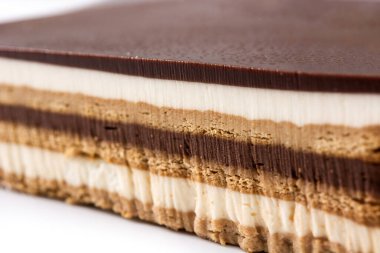 Opera pastası tatlısı beyaz arka planda izole edilmiş. Kapat.