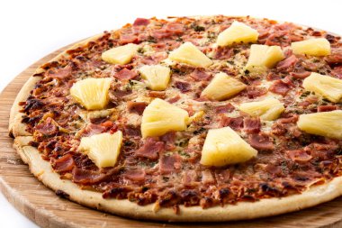 Beyaz arka planda ananas, jambon ve peynirli Hawaii pizzası.