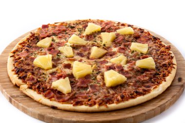 Beyaz arka planda ananas, jambon ve peynirli Hawaii pizzası.