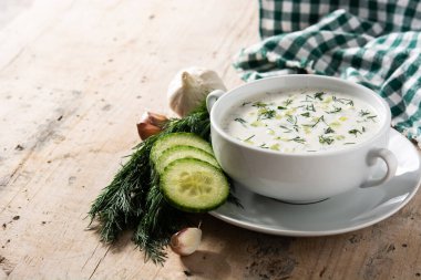 Bulgar taratör, ahşap masada kasede ekşi süt çorbası içiyor. Boşluğu kopyala