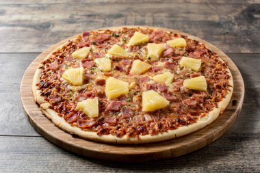 Ananas, jambon ve peynirli Hawaii pizzası.