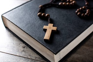 Kutsal İncil 'in üzerine ahşap masada haç.