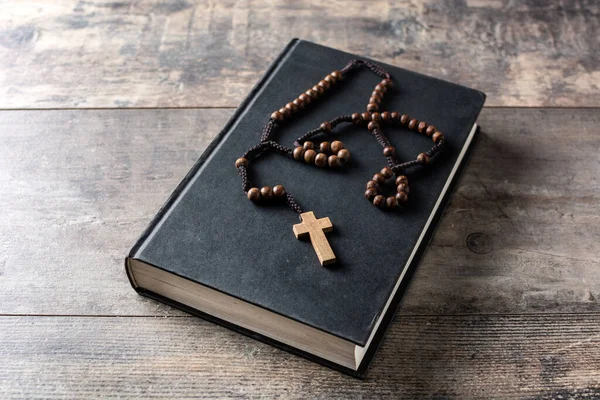 Rosário Cruz Católica Bíblia Sagrada Mesa Madeira — Fotografia de Stock