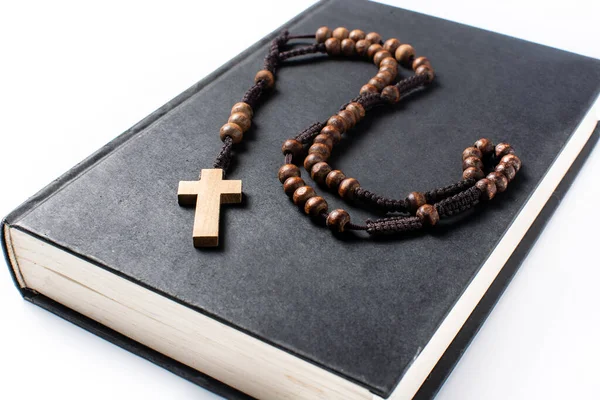 Rosário Cruz Católica Bíblia Sagrada Isolado Fundo Branco — Fotografia de Stock