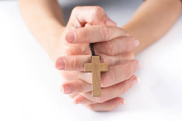 Жінка Молилася Католицьким Хрестом Білому Тлі — стокове фото