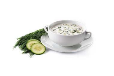 Bulgar taratör, beyaz zemin üzerinde izole edilmiş kâseye ekşi süt çorbası döktü