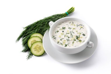 Bulgar taratör, beyaz zemin üzerinde izole edilmiş kâseye ekşi süt çorbası döktü