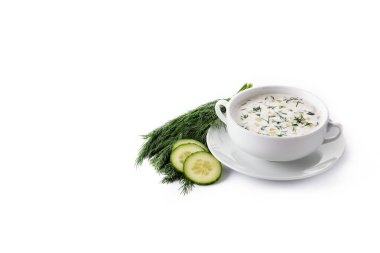 Beyaz arka planda izole edilmiş Bulgar tarator ekşi süt çorbası. Boşluğu kopyala