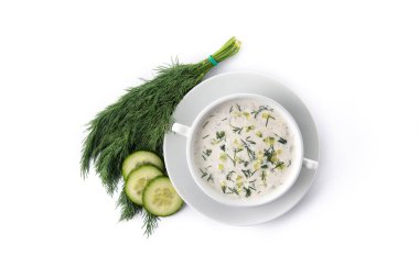 Bulgar taratör beyaz arka planda izole edilmiş bir kasede ekşi süt çorbası içiyor. Üst görünüm