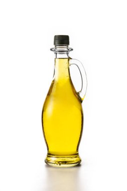 Beyaz zemin üzerinde izole kristal şişe avokado yağı