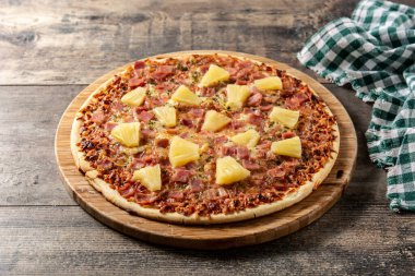 Ananas, jambon ve peynirli Hawaii pizzası.