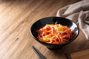 Tahta masada kasede sağlıklı Çin lahana salatası.