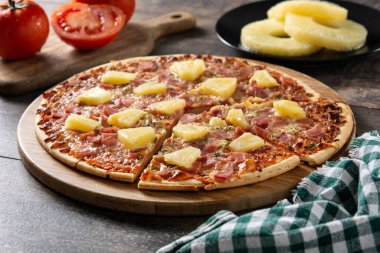 Ananas, jambon ve peynirli Hawaii pizzası.
