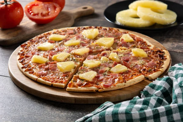 Ananas, jambon ve peynirli Hawaii pizzası.