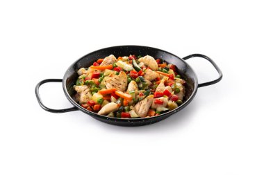 Beyaz arka planda izole edilmiş tavuk kızartması ve sebzeler.