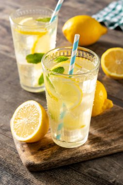 Tahta masada bir bardak taze limonata.