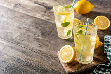 Tahta masada bir bardak taze limonata. Boşluğu kopyala