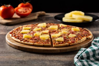 Ananas, jambon ve peynirli Hawaii pizzası.