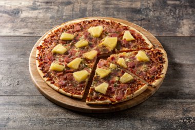 Ananas, jambon ve peynirli Hawaii pizzası.