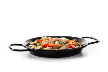 Tavuk kızartması ve beyaz arka planda izole edilmiş sebzeler. Boşluğu kopyala