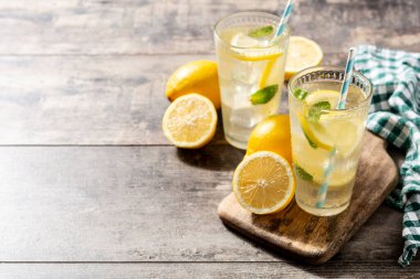 Tahta masada bir bardak taze limonata. Boşluğu kopyala