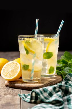 Tahta masada bir bardak taze limonata.