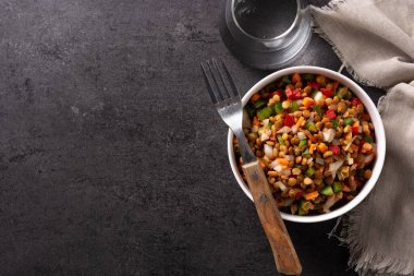 Biberli mercimek salatası, soğan ve siyah arka planda bir kasede havuç. Süper manzara. Boşluğu kopyala