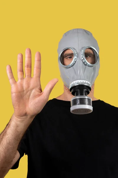 Muž Rukou Nahoru Plynovou Maskou Žlutém Pozadí — Stock fotografie