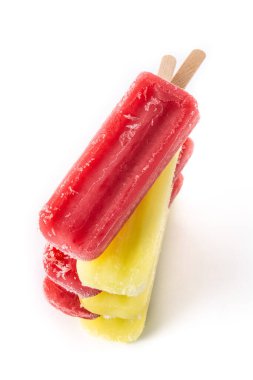 Beyaz arka planda izole edilmiş çilekli ve limonlu dondurmalar.