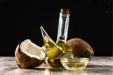 Ahşap masada kristal şişe içinde hindistan cevizi yağı