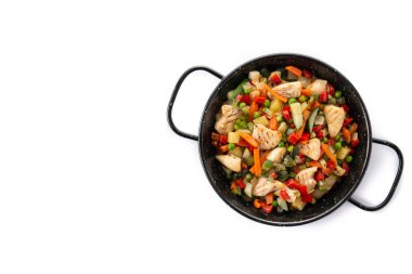 Tavuk kızartması ve beyaz arka planda izole edilmiş sebzeler. Üst Manzara. Boşluğu kopyala