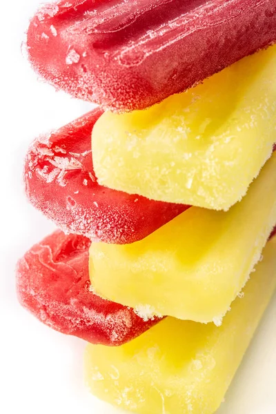 在白色背景下分离的草莓和柠檬棒棒糖 — 图库照片