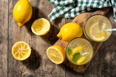 Tahta masada bir bardak taze limonata.