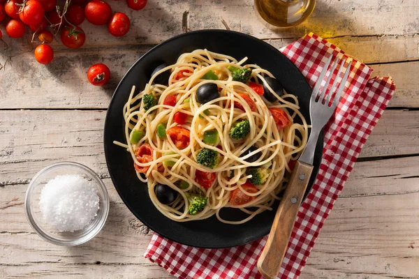 Spagetti Zöldségekkel Brokkoli Paradicsom Paprika Fából Készült Asztalon — Stock Fotó