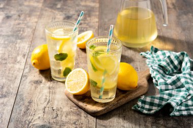 Tahta masada bir bardak taze limonata.