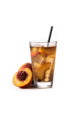 Beyaz arka planda buzlu şeftali çayı.